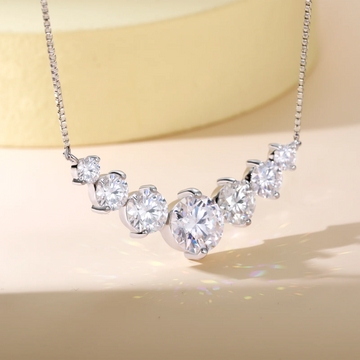 Elegant Exquisite Jewelry Circular Cutting 925 Sterling Silver Curved Design Inlaid VVS Moissanite Gemstone Necklace