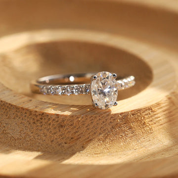 Oval Cut Moissanite Wedding Ring